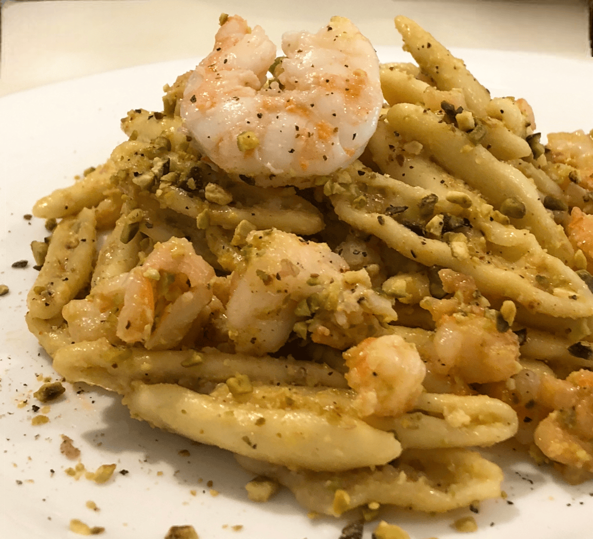 Pasta con crema di pistacchi, gamberi e robiola | Le Ricette di ...